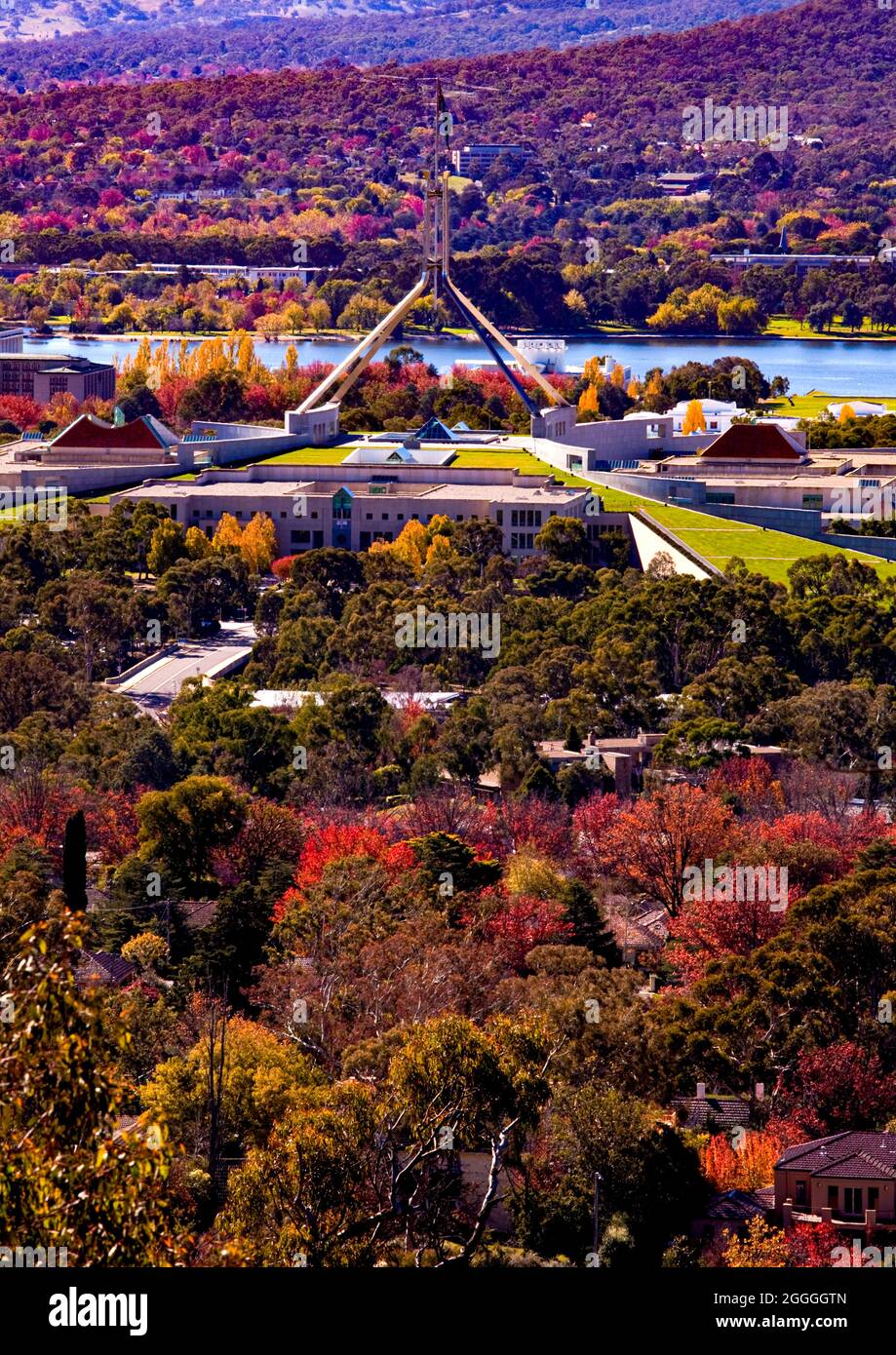 Si affaccia su Canberra, la capitale nazionale dell'Australia, con il Palazzo del Parlamento dal punto panoramico di Red Hill e alberi dai colori autunnali Foto Stock
