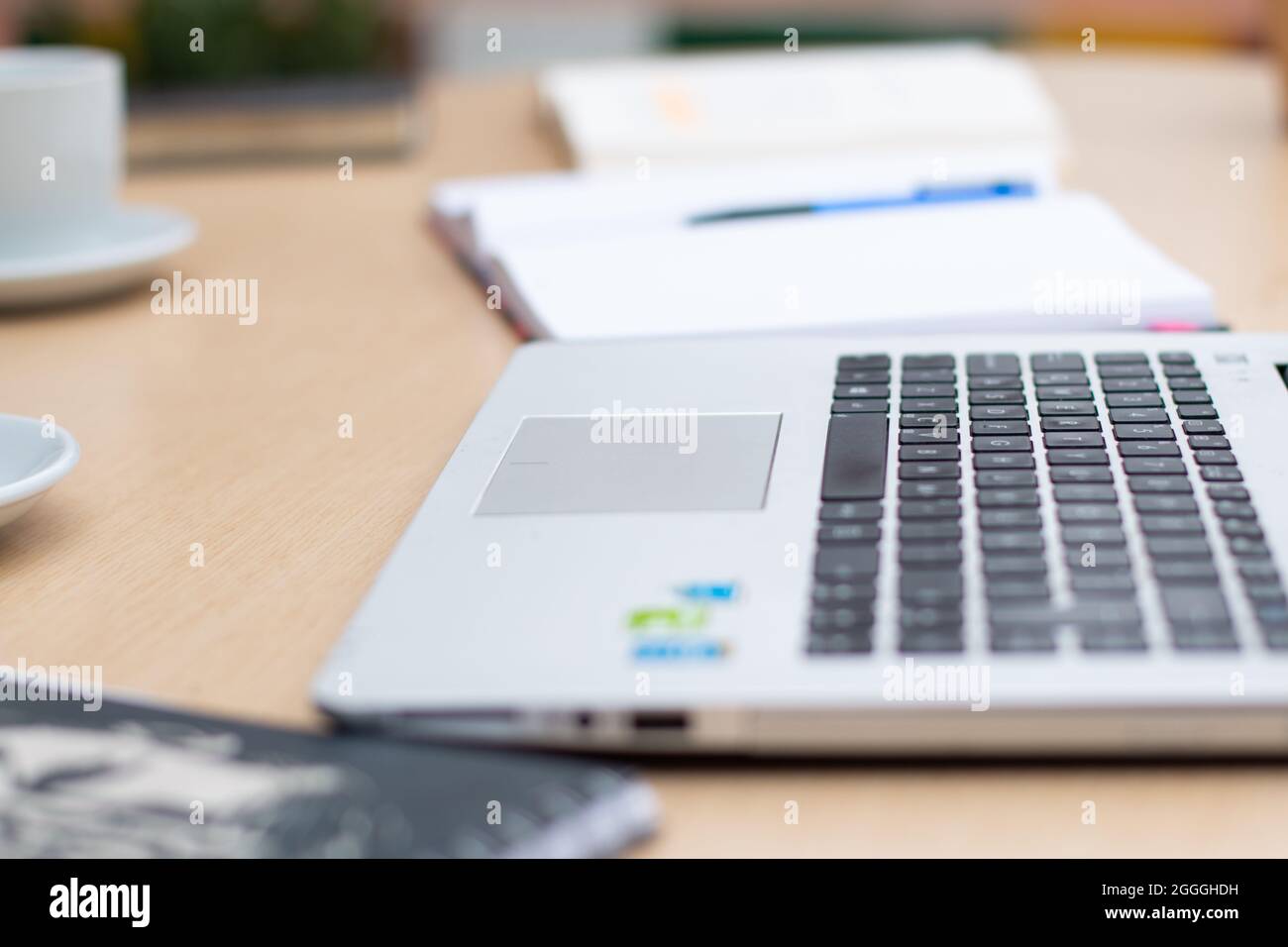 tavolo di studio in legno, con forniture per ufficio, matita, computer portatile, Foto Stock
