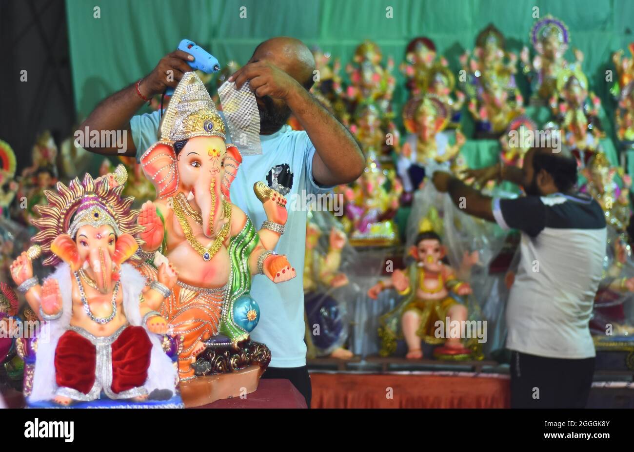 Jabalpur: Un artista decora con cura un idolo di Lord Ganesha in un laboratorio in preparazione del festival Ganesh Chaturthi a Jabalpur, Foto Stock