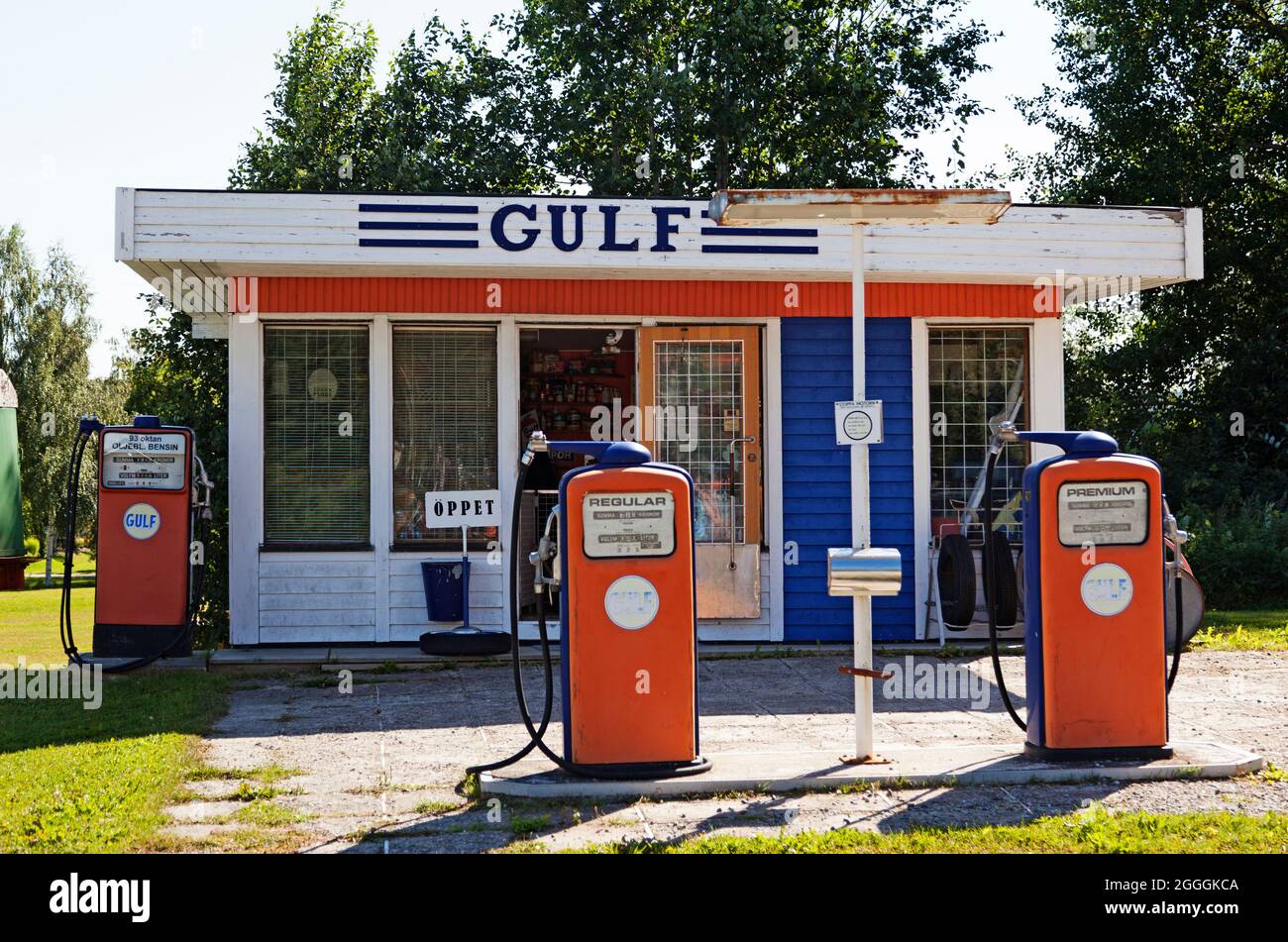 Vannas, Norrland Svezia - 4 agosto 2021: Un vecchio distributore di benzina dagli anni sessanta Foto Stock