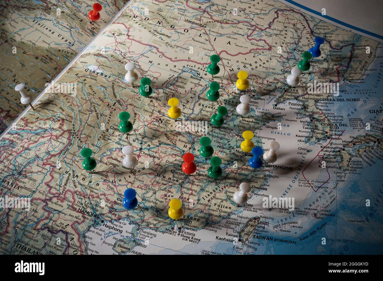 I capitelli provinciali della Cina marcati con alcune spine colorate in una mappa Foto Stock