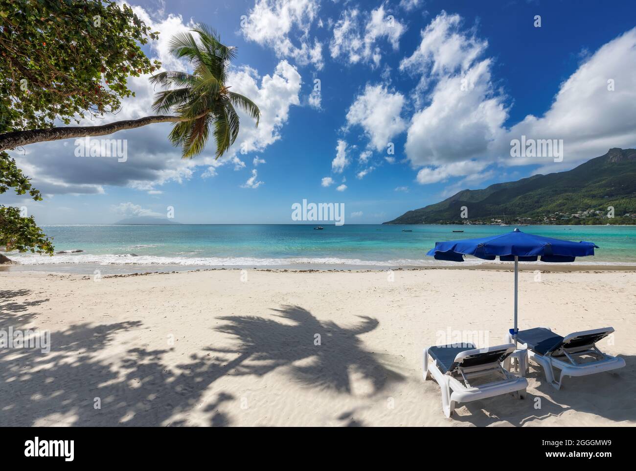 Spiaggia di sabbia tropicale per vacanze estive in paradiso isola Foto Stock