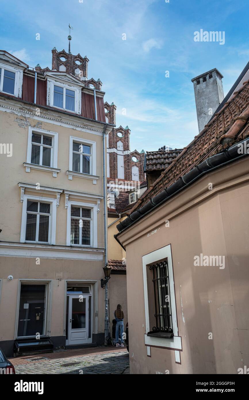 Riga, Lettonia. Agosto 2021. Una vecchia strada nel centro della città Foto Stock