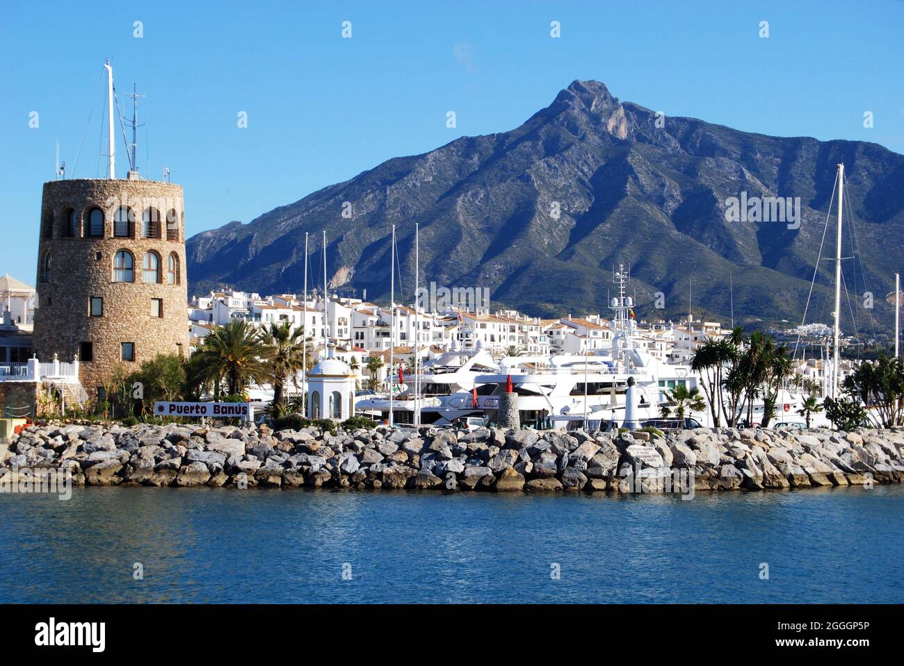 Ingresso del porto con la torre di guardia a sinistra e la Concha al centro, Puerto Banus, Marbella, Spagna. Foto Stock