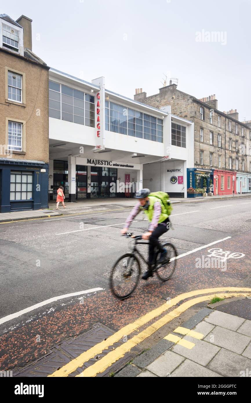 Edimburgo, Scozia, Regno Unito - Causewayside garage by Basil Spence Foto Stock