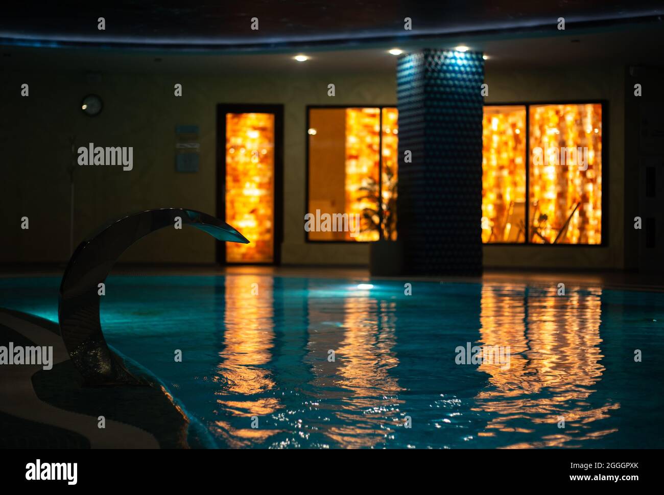 Piscina coperta nel centro benessere. Rilassati, attendi la luce Foto Stock