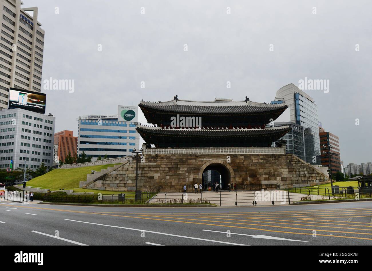 Porta Namdaemun (porta Sungnyemun) nella parte meridionale del muro della fortezza di Seoul, Corea del Sud. Foto Stock
