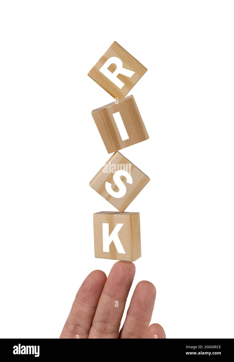 Cubi di legno contenenti lettere R i S K, levitating su una mano. Concetti di gestione dei rischi. Fotografia di levitazione. Foto Stock