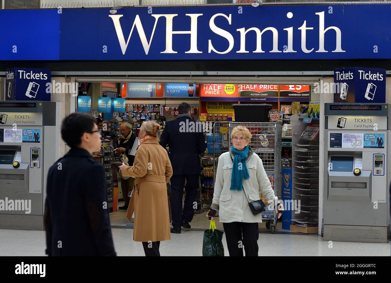 Foto di archivio datata 16/1/2014 di una filiale di WH Smith nel centro di Londra. WH Smith ha dichiarato che le sue vendite per l'anno scorso dovrebbero essere "leggermente più avanti" delle aspettative, in quanto la sua attività di viaggio ha continuato la sua ripresa nelle ultime settimane. Il gruppo retail ha rivelato che le vendite totali nei sei mesi fino all'agosto 31 erano pari al 65% dei livelli pre-pandemici rispetto allo stesso periodo del 2019. Data di emissione: Mercoledì 1 settembre 2021. Foto Stock