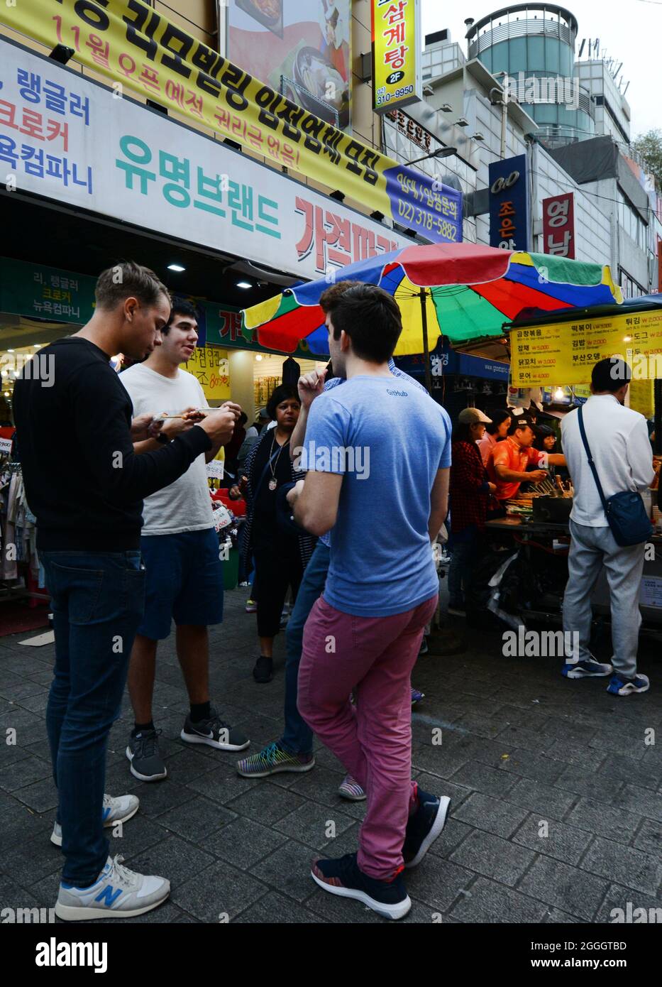 Il turista si gode il cibo di strada al mercato Namdaemun a Seoul, Corea del Sud. Foto Stock