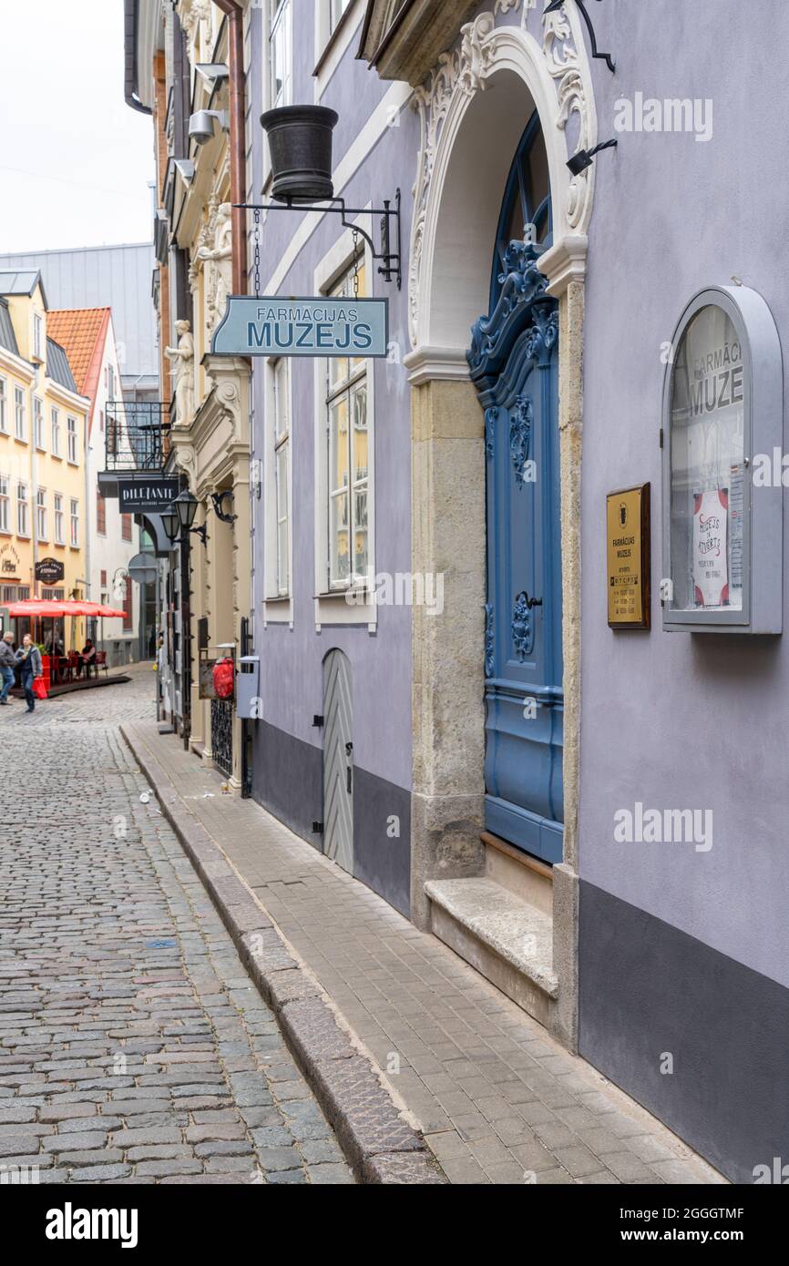 Riga, Lettonia. Agosto 2021. Vista esterna dell'ingresso al museo della farmacia nel centro della città Foto Stock