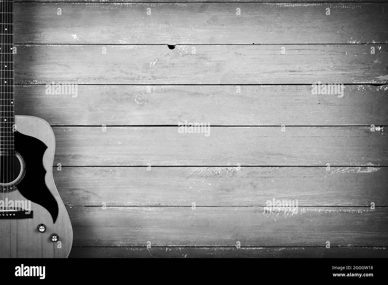 Strumento musicale - chitarra acustica classica su sfondo bianco e nero Foto Stock