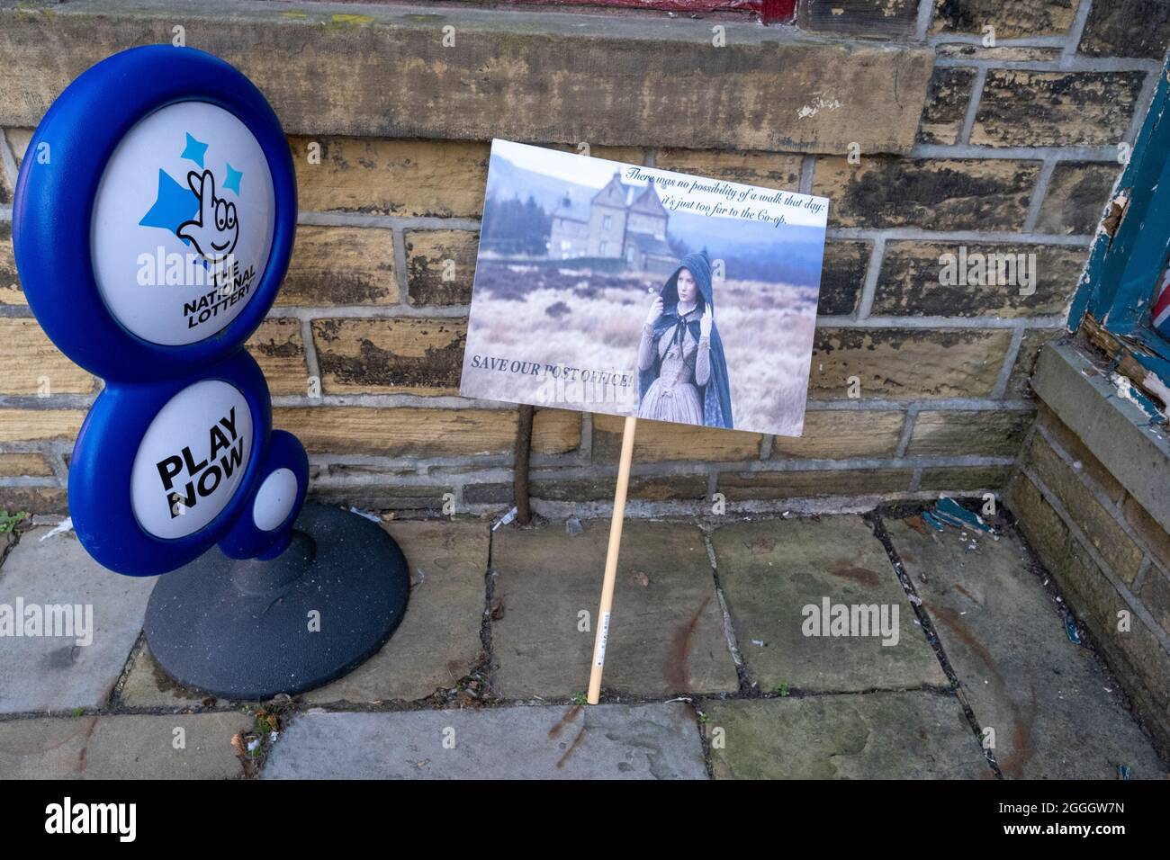 Agosto 2021, Haworth, West Yorkshire, segni di protesta da parte dei residenti locali per la proposta di chiusura del sub-ufficio postale che desta preoccupazione Foto Stock