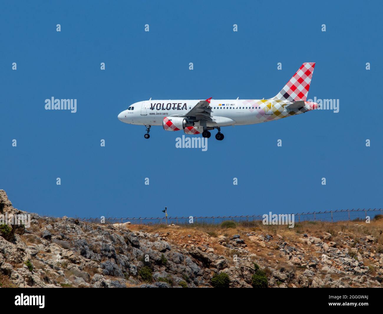 Un Airbus 319-100 di Volotea con il numero di identificazione HB-JCL che si avvicina per l'atterraggio all'aeroporto di Heraklion sull'isola greca di Creta Foto Stock