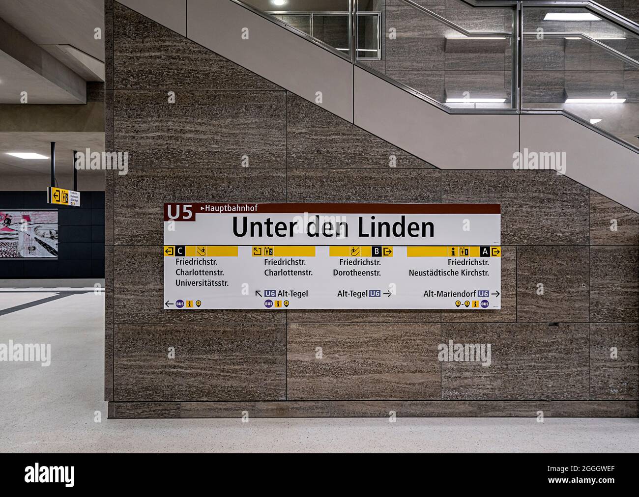 Piattaforma della U Bahn linea 5 a Berlino Foto Stock