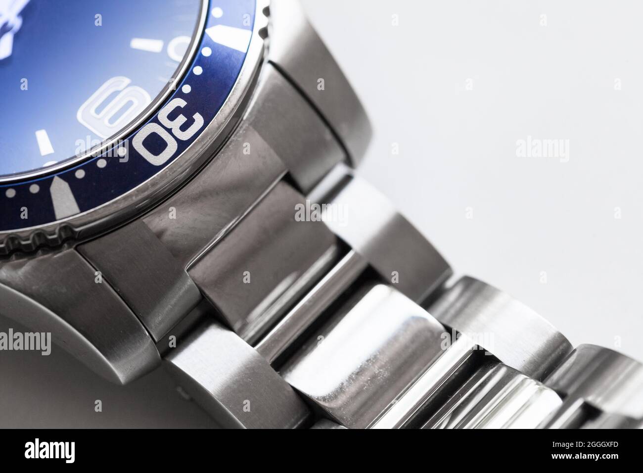 Orologio da polso Mans frammento in acciaio inox, con rivestimento blu e cornice rotante in ceramica, fabbricato in Svizzera. Foto primo piano con soft focus selettivo Foto Stock