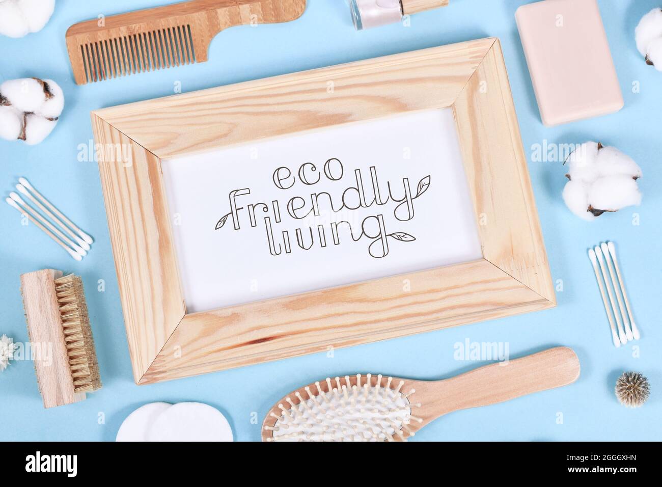 Concetto di vita ecologico con prodotti di bellezza e igiene in legno come pettine e sapone su sfondo blu Foto Stock