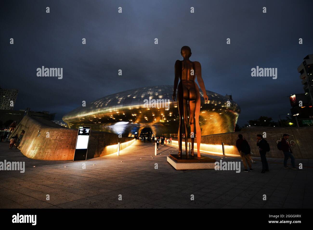 L'iconico Dongdaemun Design Plaza a Seoul, Corea. Foto Stock