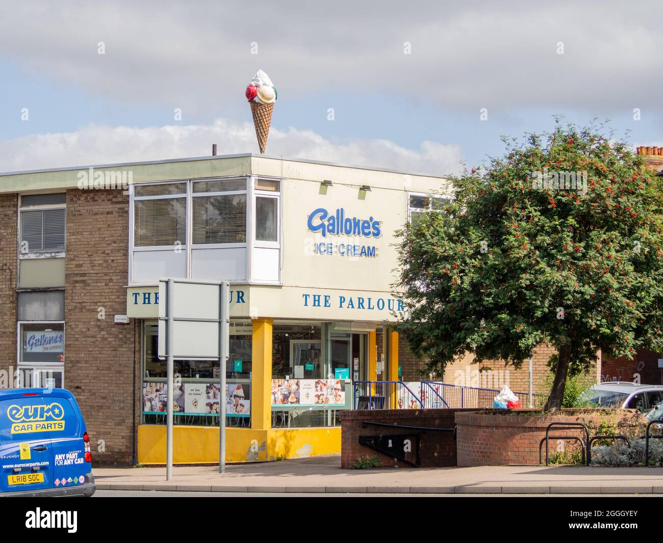 Gallone's Ice Cream Parlour, Kingsthorpe, Northampton, Regno Unito; con il suo caratteristico modello di cono gelato sul tetto. Foto Stock
