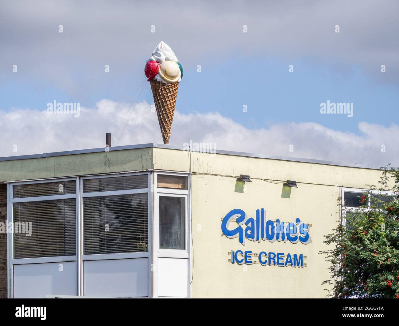 Gallone's Ice Cream Parlour, Kingsthorpe, Northampton, Regno Unito; con il suo caratteristico modello di cono gelato sul tetto. Foto Stock