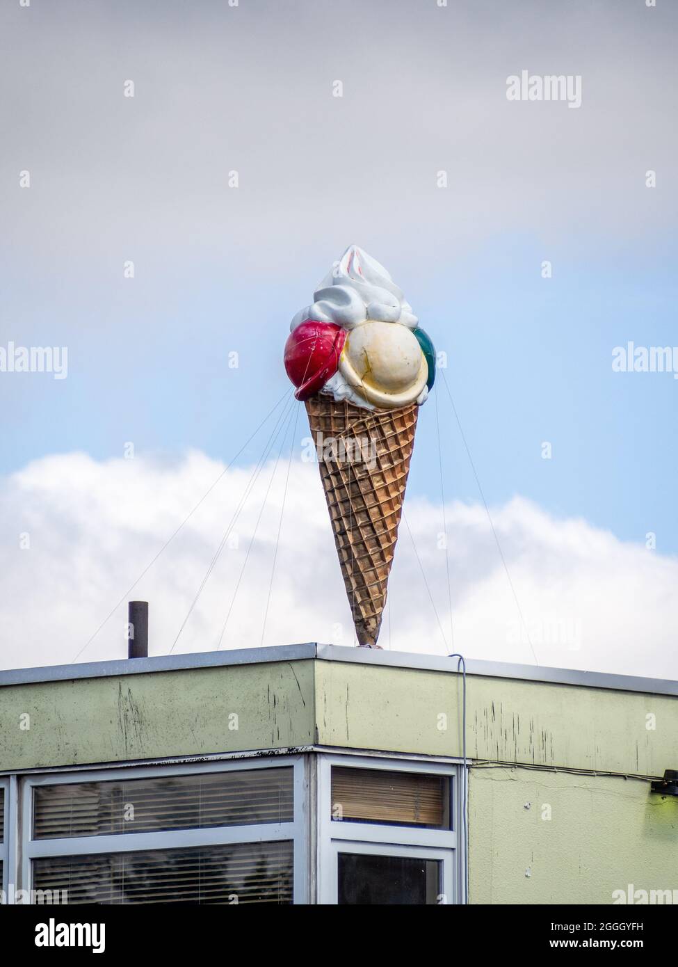Gallone's Ice Cream Parlour, Kingsthorpe, Northampton, Regno Unito; con il suo caratteristico modello di cono gelato sul tetto. Foto Stock