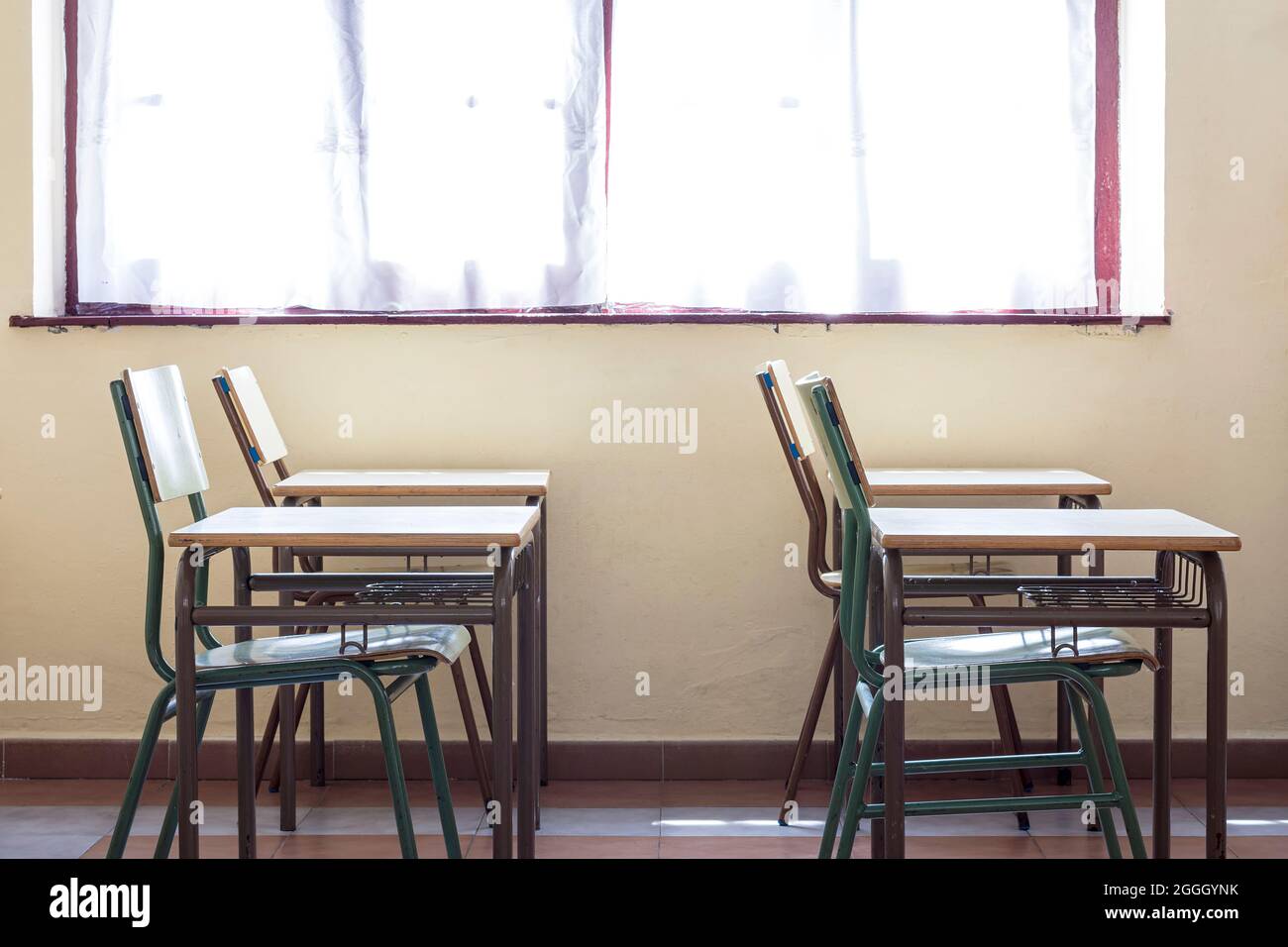 Fotografia di alcune scrivanie e sedie in una classe in una preschool.The foto è scattata in formato orizzontale. Foto Stock