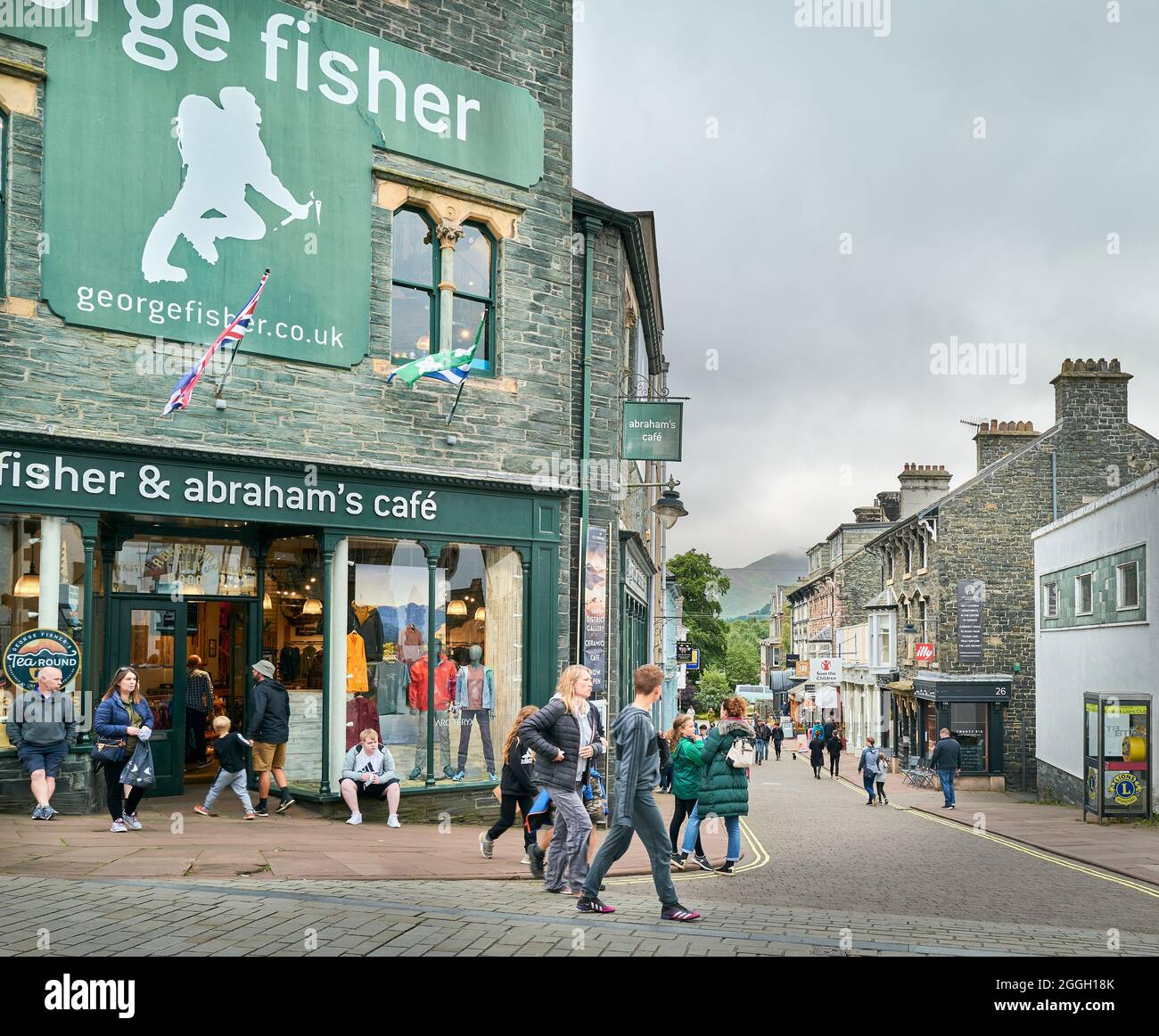 Turisti nel centro della città di Keswick, Lake District, Cumbria, Inghilterra, in una giornata estiva umida. Foto Stock