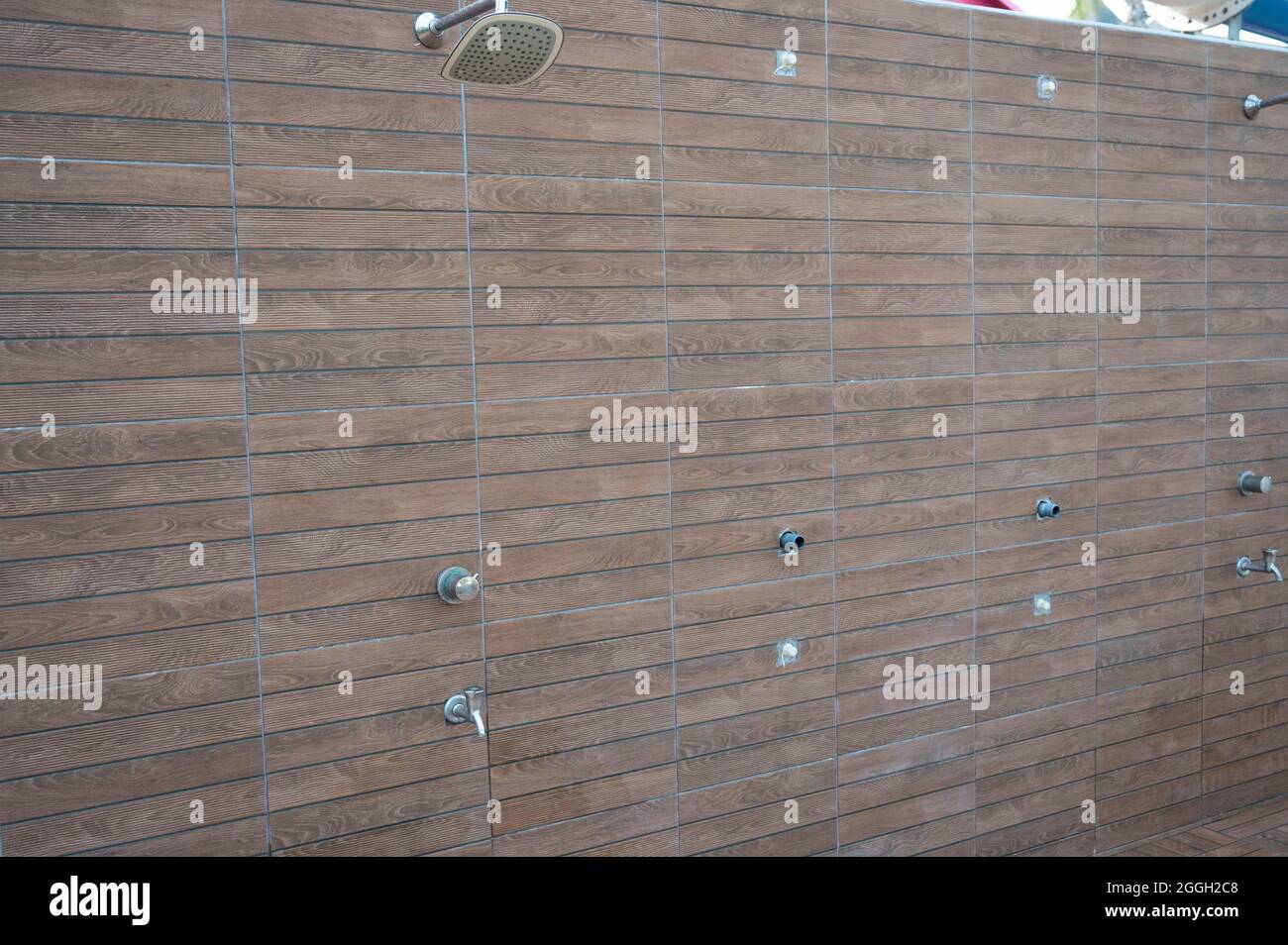 Doccia all'aperto presso il resort Foto Stock