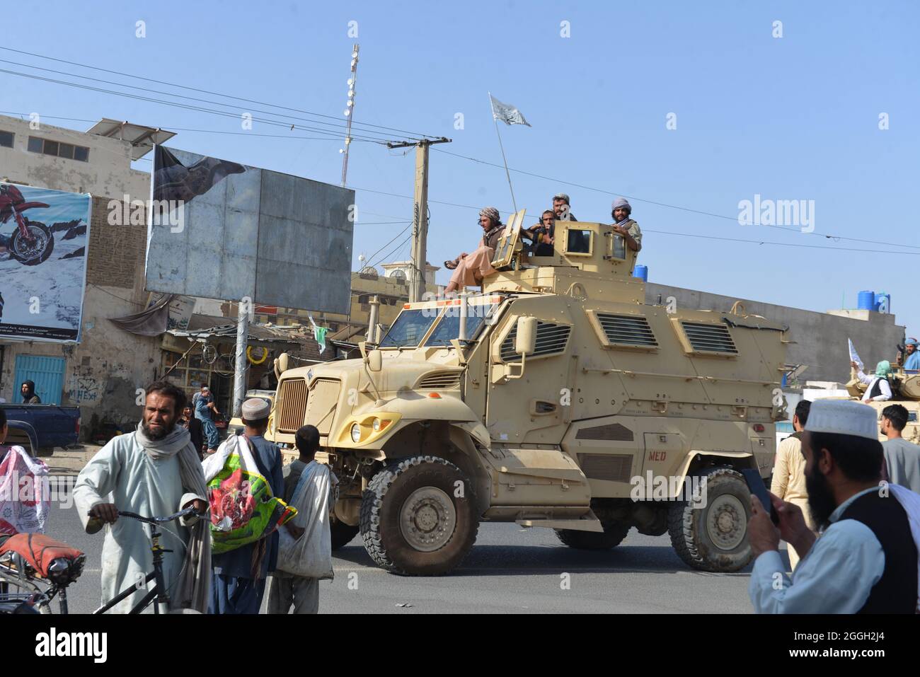 Kandahar città, Afghanistan meridionale. 31 agosto 2021. I combattenti talebani e i loro sostenitori hanno celebrato in tutto l'Afghanistan con la partenza finale di tutte le truppe statunitensi. Brinda a una fine di 20 anni di presenza militare straniera. Foto Stock