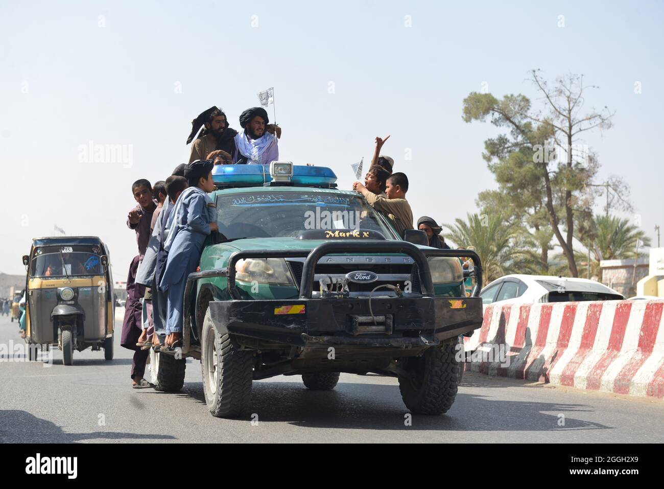 Kandahar città, Afghanistan meridionale. 31 agosto 2021. I combattenti talebani e i loro sostenitori hanno celebrato in tutto l'Afghanistan con la partenza finale di tutte le truppe statunitensi. Brinda a una fine di 20 anni di presenza militare straniera. Foto Stock