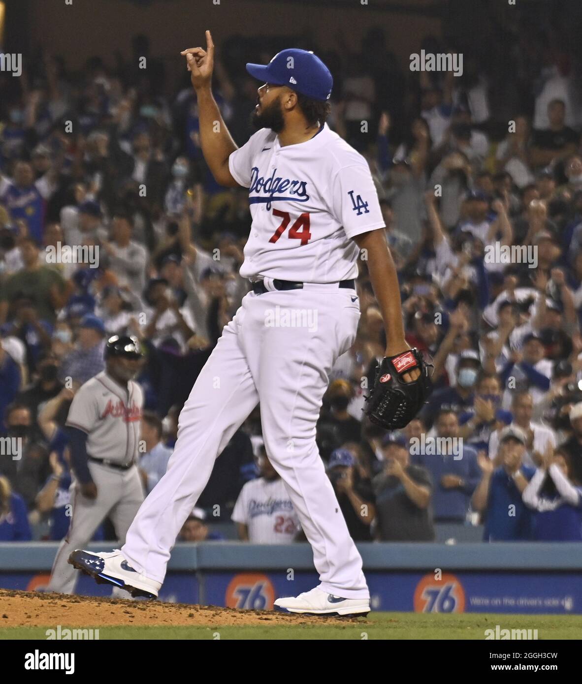 Los Angeles, Stati Uniti. 01 Settembre 2021. Il lanciatore di chiusura di Los Angeles Dodgers Kenley Jansen celebra dopo aver sconfitto gli Atlanta Braves 3-2 al Dodger Stadium di Los Angeles martedì 31 agosto 2021. I Dodgers iniziano a settembre una mezza partita dietro il primo posto dei San Francisco Giants nella National League West. Foto di Jim Ruymen/UPI Credit: UPI/Alamy Live News Foto Stock