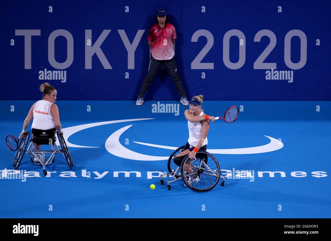 I Paesi Bassi Diede de Groot (a destra) e Aniek van Koot gareggiano contro Yui Kamiji e Momoko Ohtani in Giappone nei Semifinali doppio Tennis su sedia a rotelle delle Donne all'Ariake Tennis Park durante l'ottavo giorno dei Giochi Paralimpici di Tokyo 2020 in Giappone. Data foto: Mercoledì 1 settembre 2021. Foto Stock