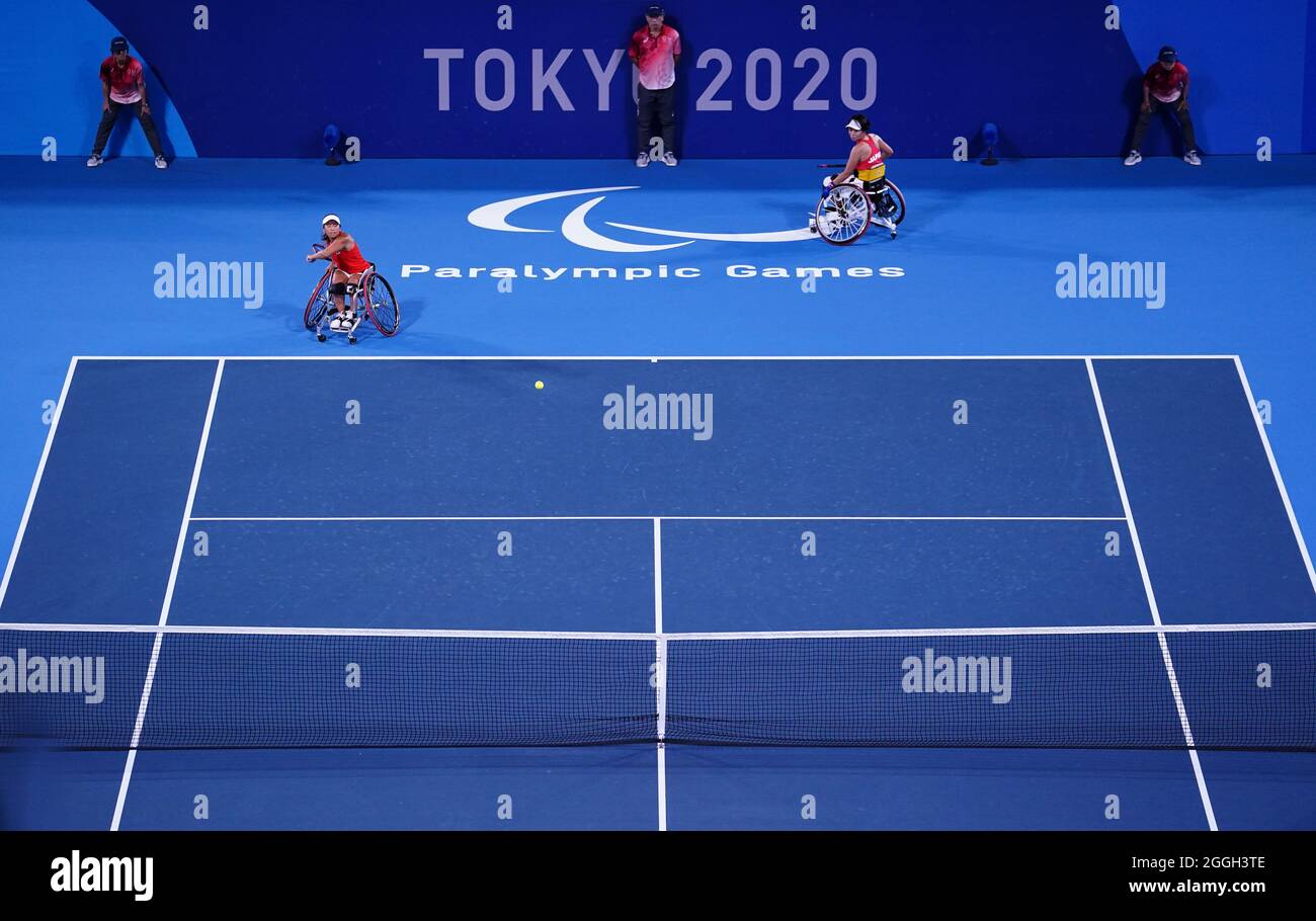 Momoko Ohtani (a destra) e Yui Kamiji gareggiano contro Diede de Groot e Aniek van Koot dei Paesi Bassi nei Semifinali doppio Tennis su sedia a rotelle delle Donne all'Ariake Tennis Park durante l'ottavo giorno dei Giochi Paralimpici di Tokyo 2020 in Giappone. Data foto: Mercoledì 1 settembre 2021. Foto Stock