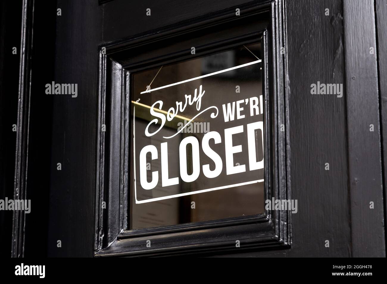 Cartello "Siamo spiacenti, siamo chiusi" sulla porta di un'azienda Foto Stock