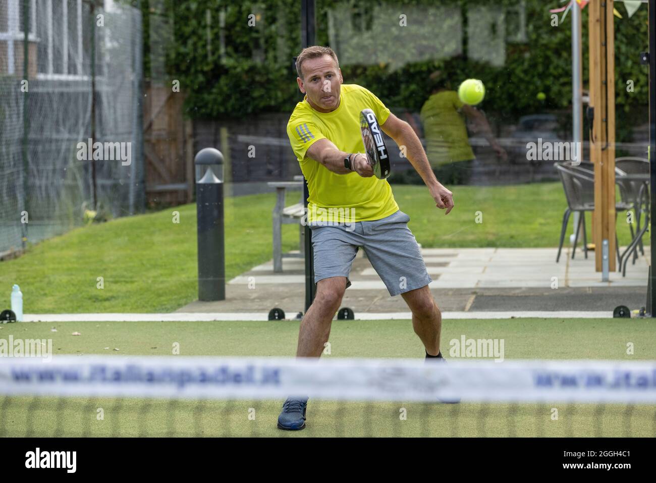 Membri dell'Ashtead Tennis e Squash Club che giocano a Padel Tennis. 27 agosto 2021 Ashtead, Surrey, Regno Unito Foto Stock