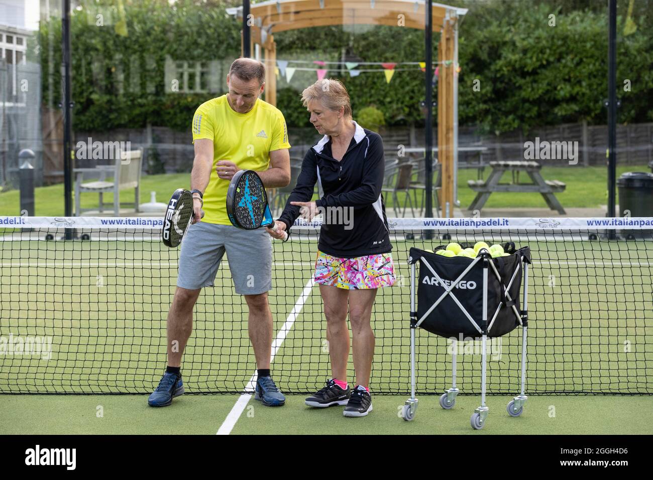 Membri dell'Ashtead Tennis e Squash Club che giocano a Padel Tennis. 27 agosto 2021 Ashtead, Surrey, Regno Unito Foto Stock