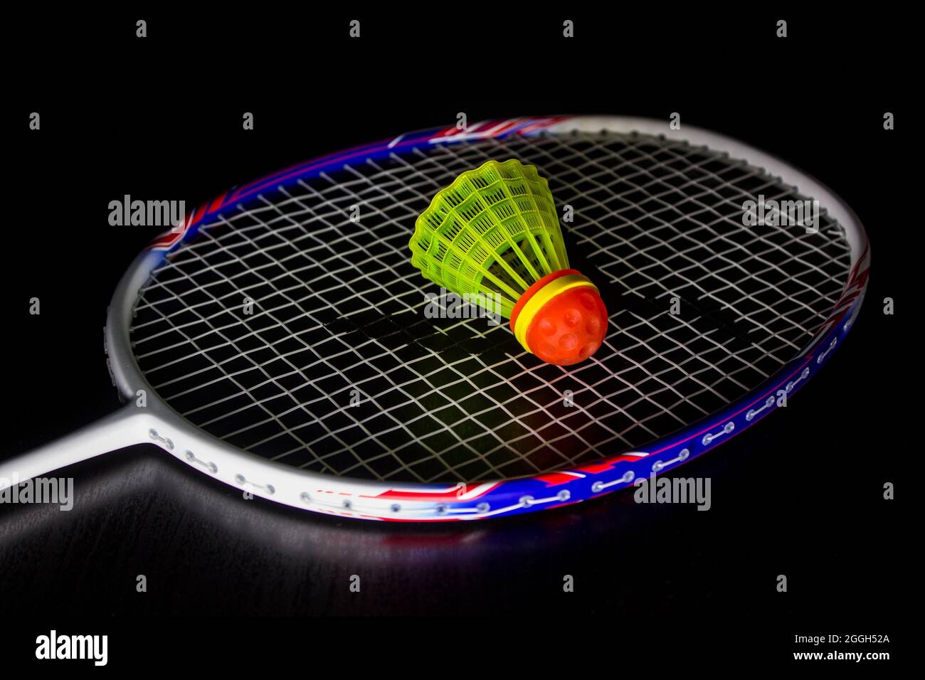 Badminton racket e shuttlecock isolato su nero Foto Stock