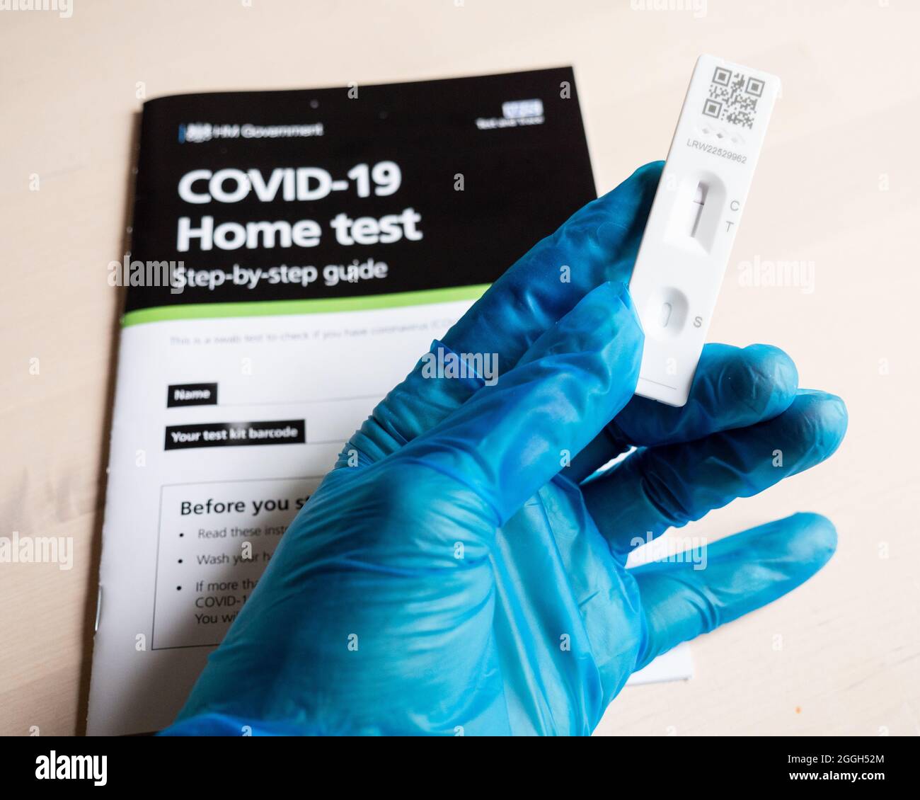 Test di flusso laterale negativo COVID-19. La guida e i risultati dei test di un kit di test negativo Corona Virus forniti dal governo britannico tramite l'NHS. Foto Stock