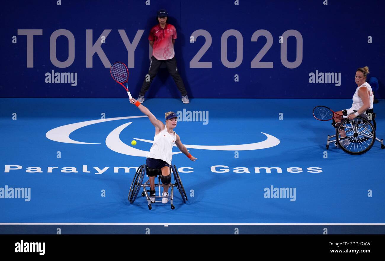 I Paesi Bassi Diede de Groot (berretto blu) e Aniek van Koot gareggiano nei Semifinali doppio Tennis per donne su sedia a rotelle all'Ariake Tennis Park durante l'ottavo giorno dei Giochi Paralimpici di Tokyo 2020 in Giappone. Data foto: Mercoledì 1 settembre 2021. Foto Stock