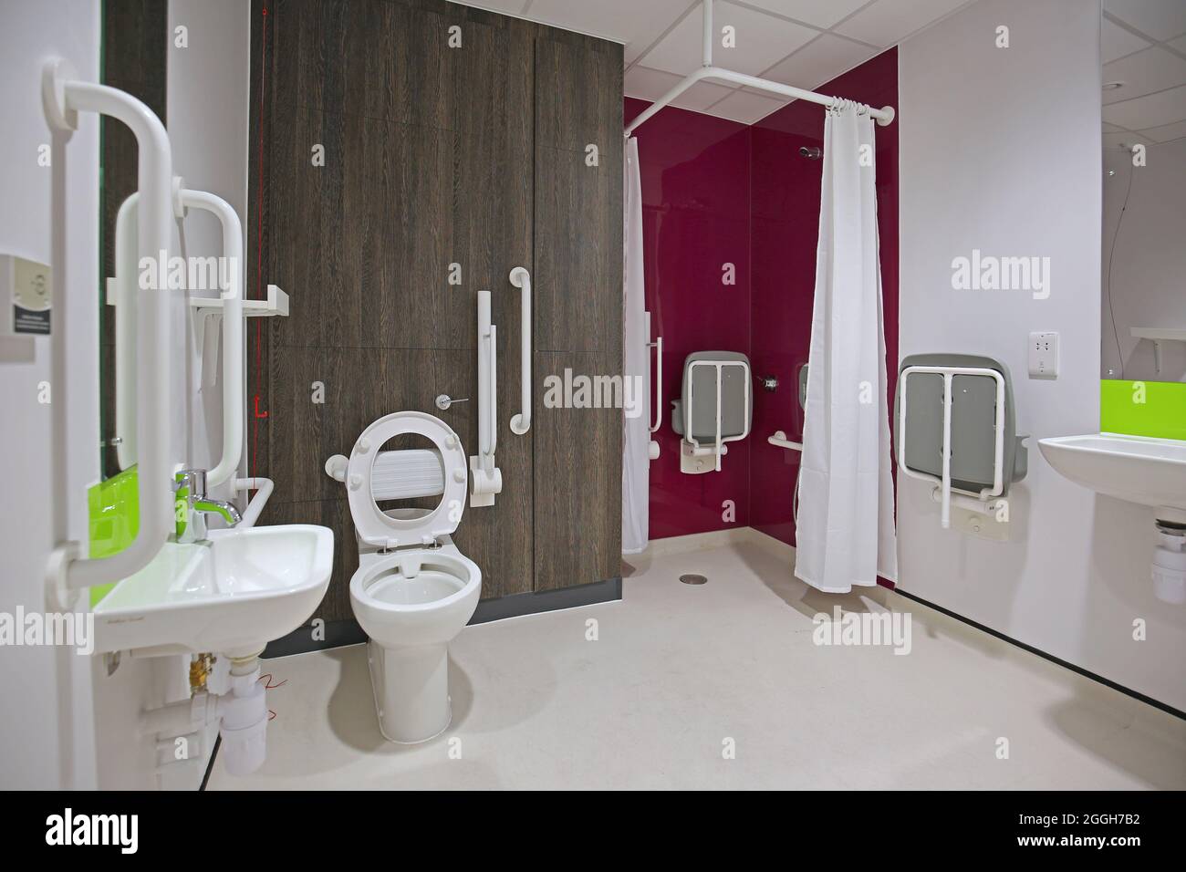 All'interno di un bagno e doccia per disabili in un nuovo centro benessere di Londra. Doccia accessibile con sedia a rotelle. Foto Stock