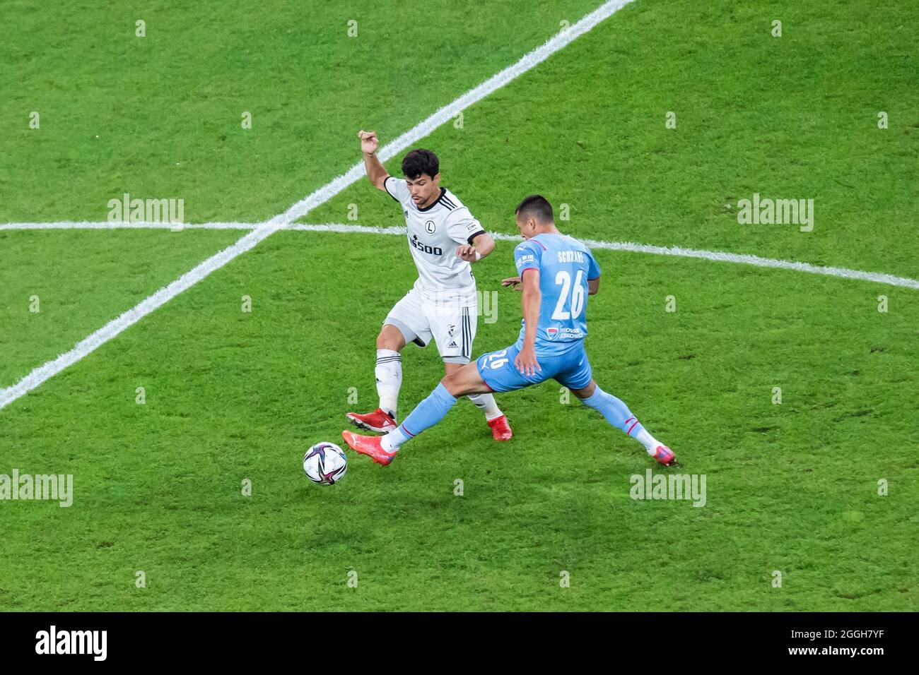 Andre Martins di Legia e Ivan Schranz di Slavia in azione durante la gara di qualificazione della UEFA Europa League tra Legia Warszawa e SK Slavia Praha al Marshal Jozef Pilsudski Legia Varsavia Municipal Stadium. (Punteggio finale; Legia Warszawa 2:1 SK Slavia Praha) Foto Stock