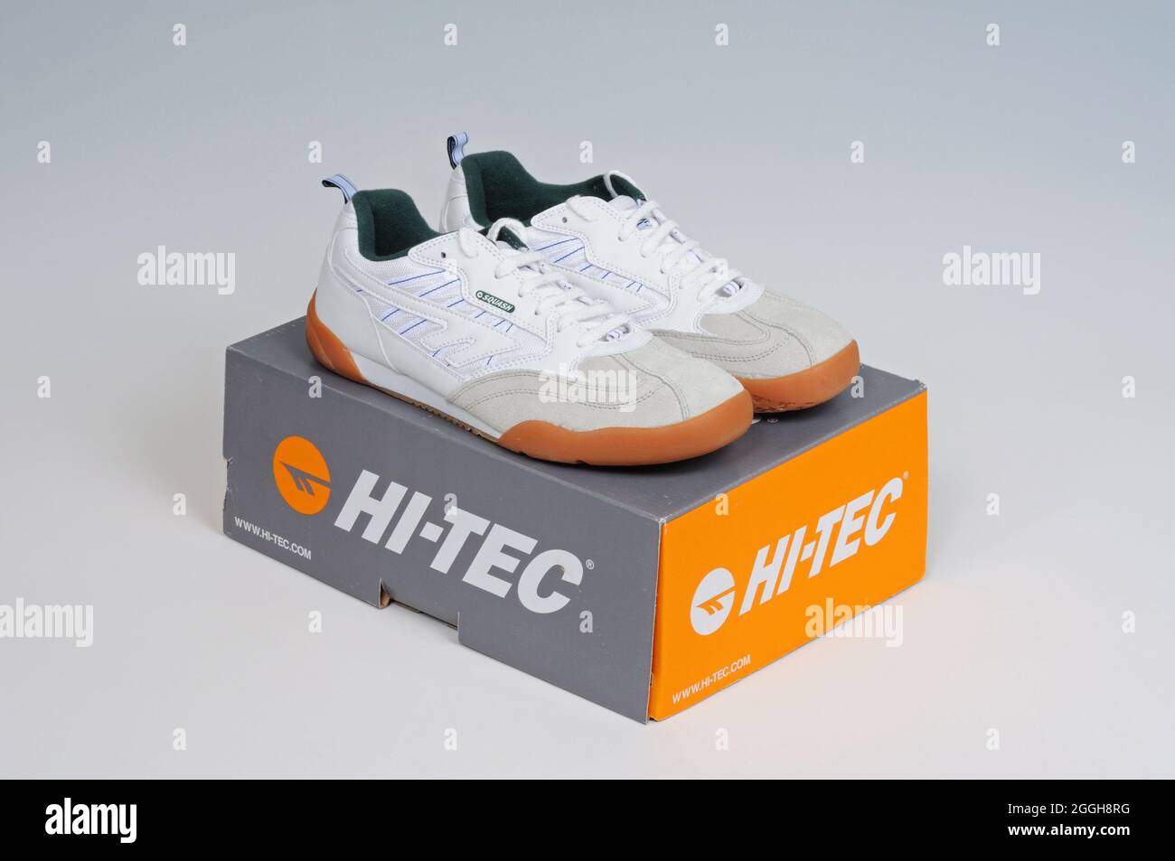 Sneaker Hi-Tec bianche da uomo su una scatola con sfondo semplice Foto  stock - Alamy