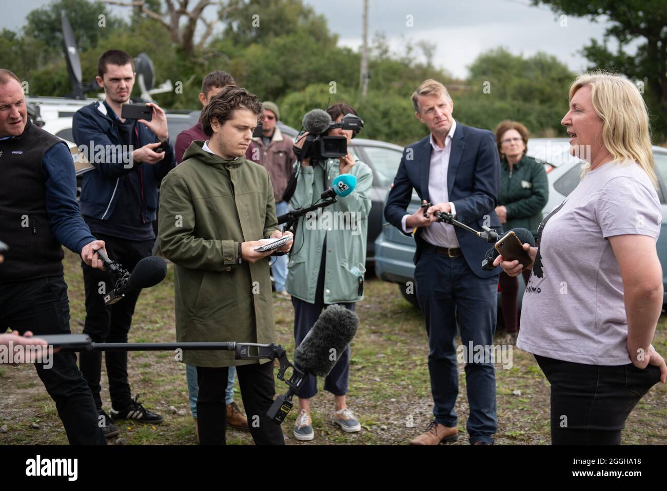 Shepherds Close Farm, Wotton-under-Edge, Gloucestershire, Regno Unito. 31 agosto 2021. Helen Macdonald, il proprietario di Geronimo, dà una dichiarazione emotiva al Foto Stock