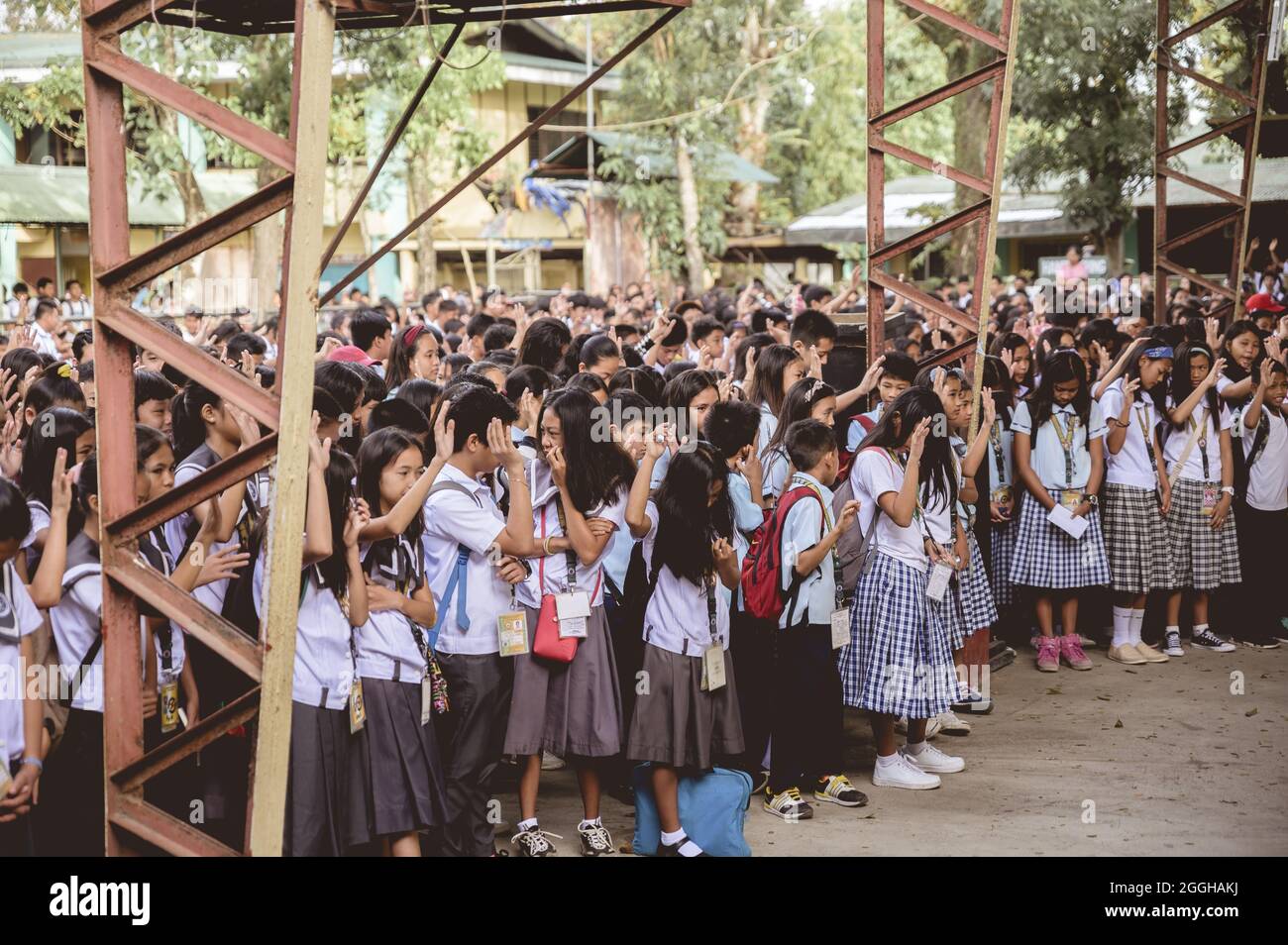 BACOLOD, FILIPPINE - Mar 01, 2019: Un gruppo di studenti delle scuole superiori filippini che si riuniscono per un discorso aziendale Foto Stock