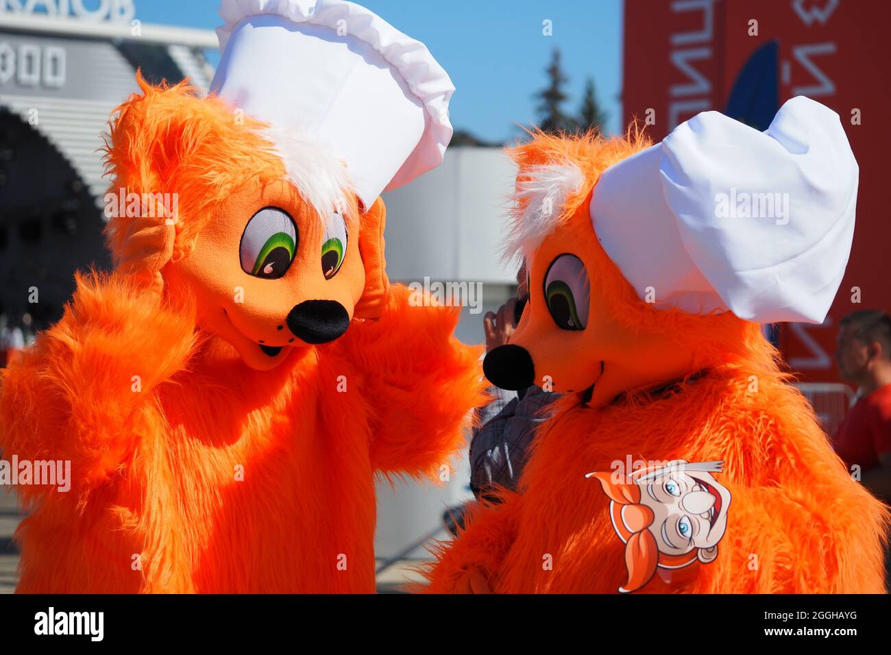 Bambole a grandezza naturale, personaggi da favola in una vacanza in città. . Foto di alta qualità Foto Stock