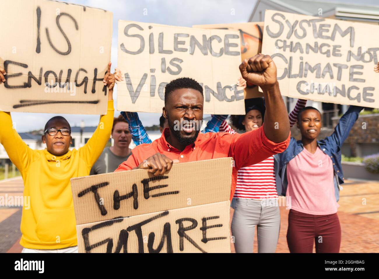 Diverse folle di persone che tengono la targa a marzo di protesta Foto Stock