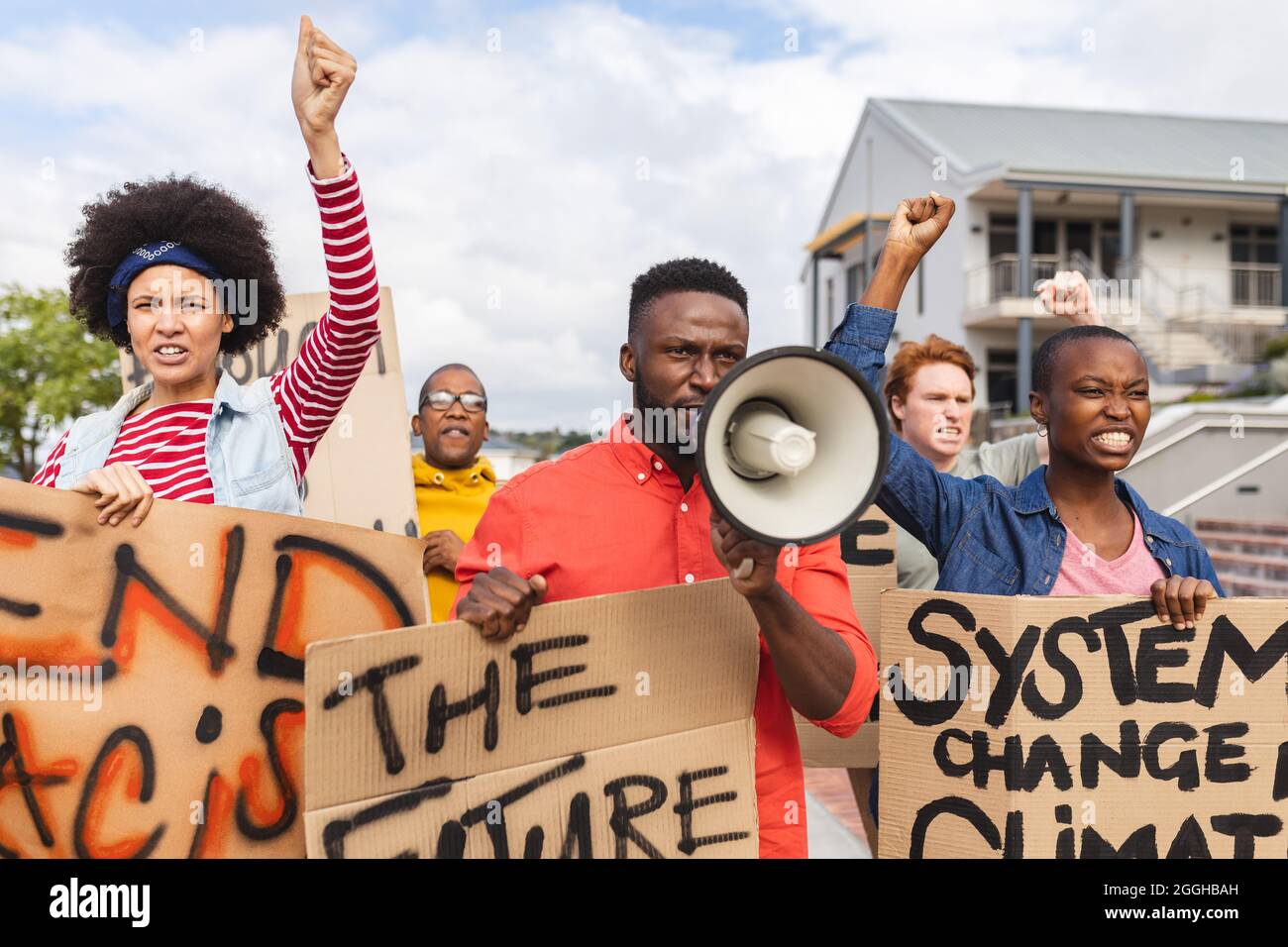 L'uomo afro-americano che usa il megafono e tiene la targa ad una marcia di protesta Foto Stock