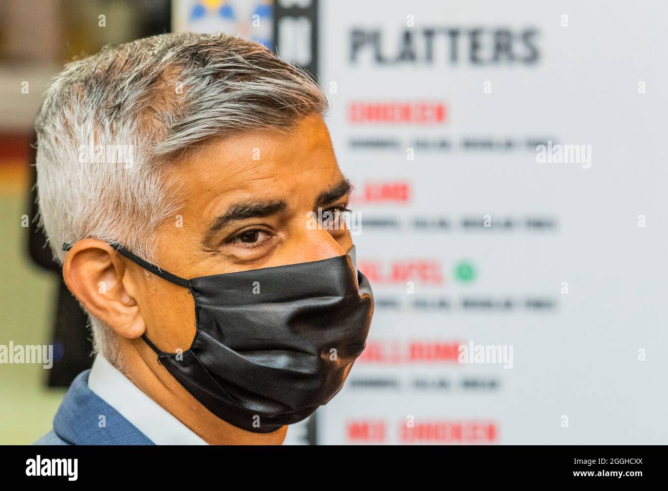 Londra, Regno Unito. 1 Sep 2021. Il sindaco di Londra Sadiq Khan visita il mercato Metropolitano (MM) nel loro sito in Elephant and Castle per parlare della sua offerta di abilità ai londinesi e del suo piano per le accademie di abilità. Ciò offre ai cittadini londinesi disoccupati e a bassa retribuzione la possibilità di riqualificarsi gratuitamente per ottenere qualifiche e posti di lavoro in una serie di settori, tra cui l'ospitalità, il digitale, la salute e l'economia verde. Il Sindaco incontra gli studenti che hanno recentemente completato corsi nel settore dell'ospitalità e del digitale, che comprendono due studenti che hanno beneficiato di una formazione finanziata da Mayoral. Credi Foto Stock