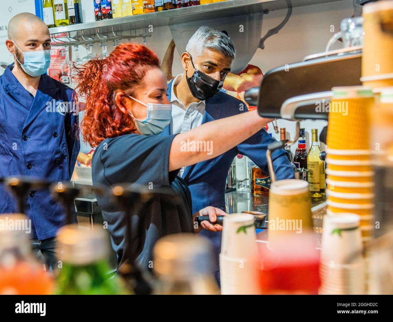 Londra, Regno Unito. 1 Sep 2021. Essendo mostrato come fare un caffè - il sindaco di Londra Sadiq Khan visita il mercato del cibo e delle bevande Metropolitano (MM) al loro sito in Elephant e Castello per parlare della sua offerta di abilità a londinesi e il suo piano per le accademie di abilità. Ciò offre ai cittadini londinesi disoccupati e a bassa retribuzione la possibilità di riqualificarsi gratuitamente per ottenere qualifiche e posti di lavoro in una serie di settori, tra cui l'ospitalità, il digitale, la salute e l'economia verde. Il Sindaco incontra gli studenti che hanno recentemente completato corsi nel settore dell'ospitalità e del digitale, che comprendono due studenti che hanno beneficiato Foto Stock