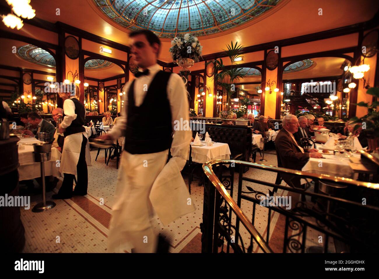 FRANCIA, PARIGI (75) PRANZO PRESSO LA FAMOSA BRASSERIE BOFINGER (QUARTIERE IVTH) Foto Stock